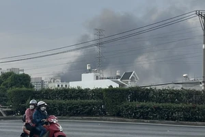 Bãi lốp xe ven sông bất ngờ bốc cháy