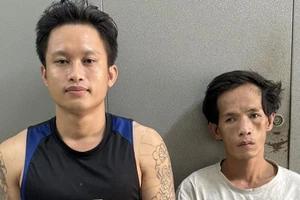 Dừng xe nghe điện thoại bị dí hung khí vào cổ lấy tài sản