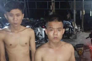 Cảnh sát nổ súng chỉ thiên bắt nhóm mang dao phóng lợn đánh nhau