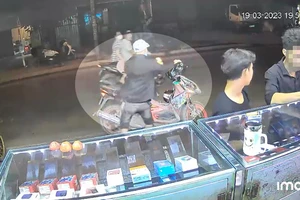 Mua điện thoại không trả tiền, chủ và khách đuổi theo không kịp