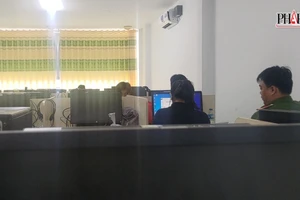 Khám xét căn nhà nghi điểm lừa đảo cách UBND quận 12 100 mét