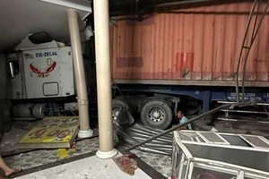 Xe container tông dải phân cách, lao vào 3 nhà dân
