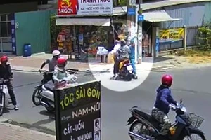 Người dân quân tự vệ vụt gậy vào đầu nam sinh 17 tuổi