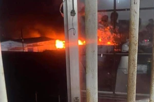 Nhà xưởng công ty gỗ ở quận 12 cháy dữ dội