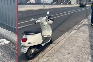 Bỏ lại xe máy, cô gái nhảy cầu Thủ Thiêm 2 xuống sông