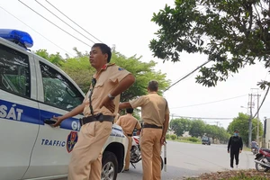 Công an khám xét Trung Tâm Đăng Kiểm 50 - 01S