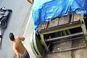 Phát hiện trộm, bé gái bị kéo lê 15 mét trên đường