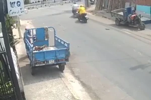 Nhóm trộm thản nhiên đấu nối dây điện, trộm xe ba gác ở Bình Tân