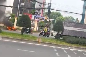 Thanh niên nhảy khỏi xe máy đang cháy, kêu cứu