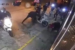 Khoảng 20 thanh niên cầm chĩa hay dùng trộm chó đánh người ở Hóc Môn