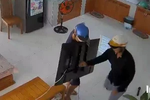 Bị phát hiện, 2 kẻ trộm vứt bỏ tivi tháo chạy ở Hóc Môn