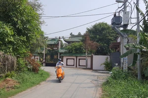 Bé gái sơ sinh bị bỏ trước cổng chùa kèm 2 triệu và lá thư tay