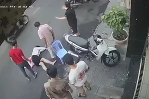 Cô gái bị cướp giật túi xách, ngã sóng xoài ở trung tâm TP.HCM