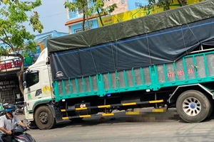 Mẹ tử vong, con bò ra từ gầm xe tải sau tai nạn ở Hóc Môn