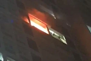 Cháy chung cư Nguyễn Kim, 4 người mắc kẹt