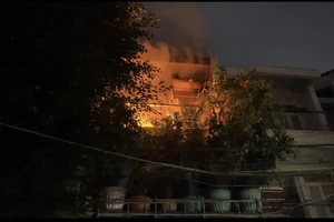 Ngôi nhà bốc cháy sau tiếng nổ, dân cứu kịp cụ bà 80 tuổi