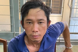 Hình sự bắt kẻ cướp giật rút dao đe dọa người đi đường khi té xe