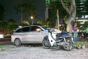 Taxi công nghệ nghi bị cướp rồi tông vào gốc cây ở Bình Thạnh