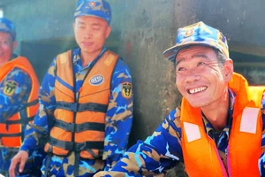 'Thót tim' cảnh tiếp cận Nhà dàn DKI/14 và đảo An Bang khi sóng dữ