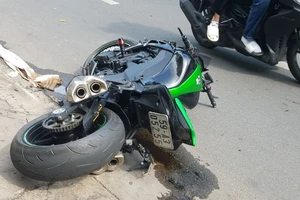 Kawasaki Z1000 văng lên vỉa hè trúng xe máy, thanh niên tử vong