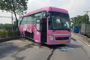Xe khách 29 chỗ nổ lốp, tông ô tô rồi lao qua dải phân cách trên Quốc lộ 22