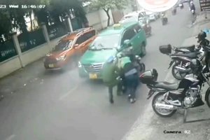 Một công an dù bị xịt hơi cay nhưng vẫn quật ngã nghi can trộm