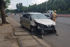 Ô tô lao lên vỉa hè, tông 2 nhân viên cây xanh ở Quốc lộ 1