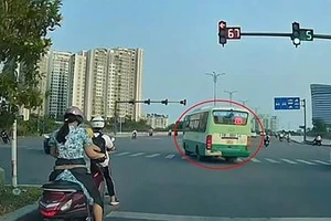 Xử phạt tài xế xe buýt ngang nhiên vượt đèn đỏ dù đèn còn 70 giây