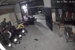 Trộm phá 2 ổ khóa, vứt dao ở cửa sau khi lấy đi 3 xe máy ở Bình Chánh