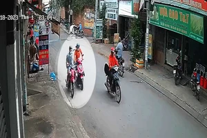 Người phụ nữ bị giật dây chuyền vàng, té ngã giữa đường 