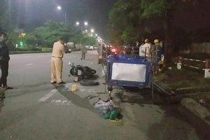 Người đàn ông đang sửa xe thì bị xe máy tông