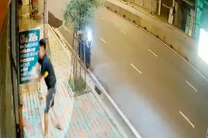 Thanh niên cầm dao dài gần 1 mét chém camera an ninh cửa hàng