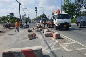 Xe tải mất lái tông văng dải phân cách trúng người đi xe máy