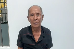 Bắt giam người đàn ông chửi, đánh đập cụ già ở quận 12