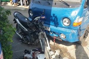 Xe tải tông xe máy, đẩy người phụ nữ vào tường nhà dân