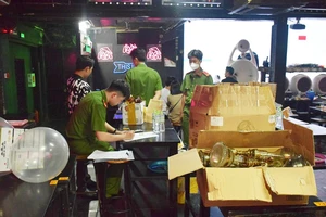 Công an kiểm tra quán cà phê, pub ở Phố Tây, bắt 6 người bán ma túy