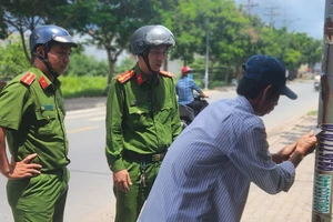 In 10 ngàn tờ quảng cáo hút bể phốt/ ngày để dán trụ điện phải đi gỡ