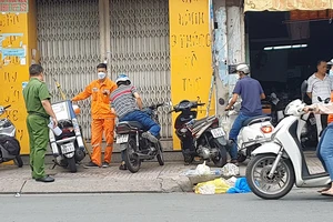 Kiểm tra điện trên mái tôn ở tiệm Vespa cổ, 2 người bị giật chết