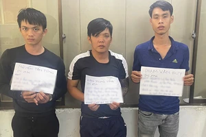 Bắt cặp đôi giật iPhone của nữ sinh ở cổng KTX Đại Học Sư Phạm TP.HCM