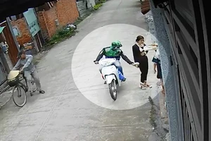 Nữ sinh lớp 9 bị người mặc đồ xe ôm công nghệ giật điện thoại