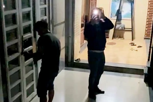 Hốt hoảng vì người lạ tới đập phá khóa, xịt sơn ở cửa nhà