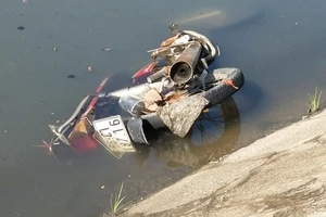 Điều tra vụ chiếc xe máy cắm đầu xuống bùn dưới kênh nước ở Bình Tân