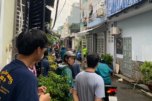 Vớt rác trên mái nhà, người đàn ông bị điện giật chết