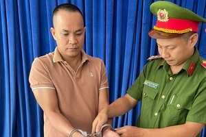 Tạt sơn trả thù việc 'đánh chó phóng uế', bị công an phát hiện cho vay lãi nặng