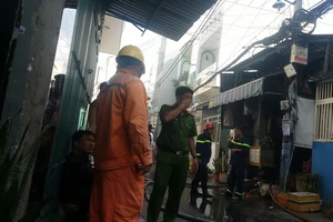 Căn nhà ở Tân Phú phát cháy sau khi người đàn ông cố thủ bên trong