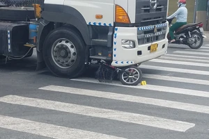 Người phụ nữ đi xe đạp điện bị container cán tử vong 