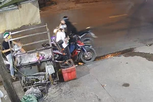 Cô gái bị giật điện thoại khi chờ mua vịt quay bên đường