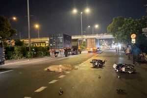 Ngã ra đường vì va chạm xe máy, người đàn ông bị container cán 