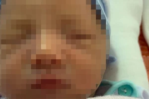 Người phụ nữ phát hiện bé trai sơ sinh bị kiến bám trên lề đường