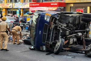 Xe ben chở xà bần lật đè cô gái trên đường Nguyễn Oanh